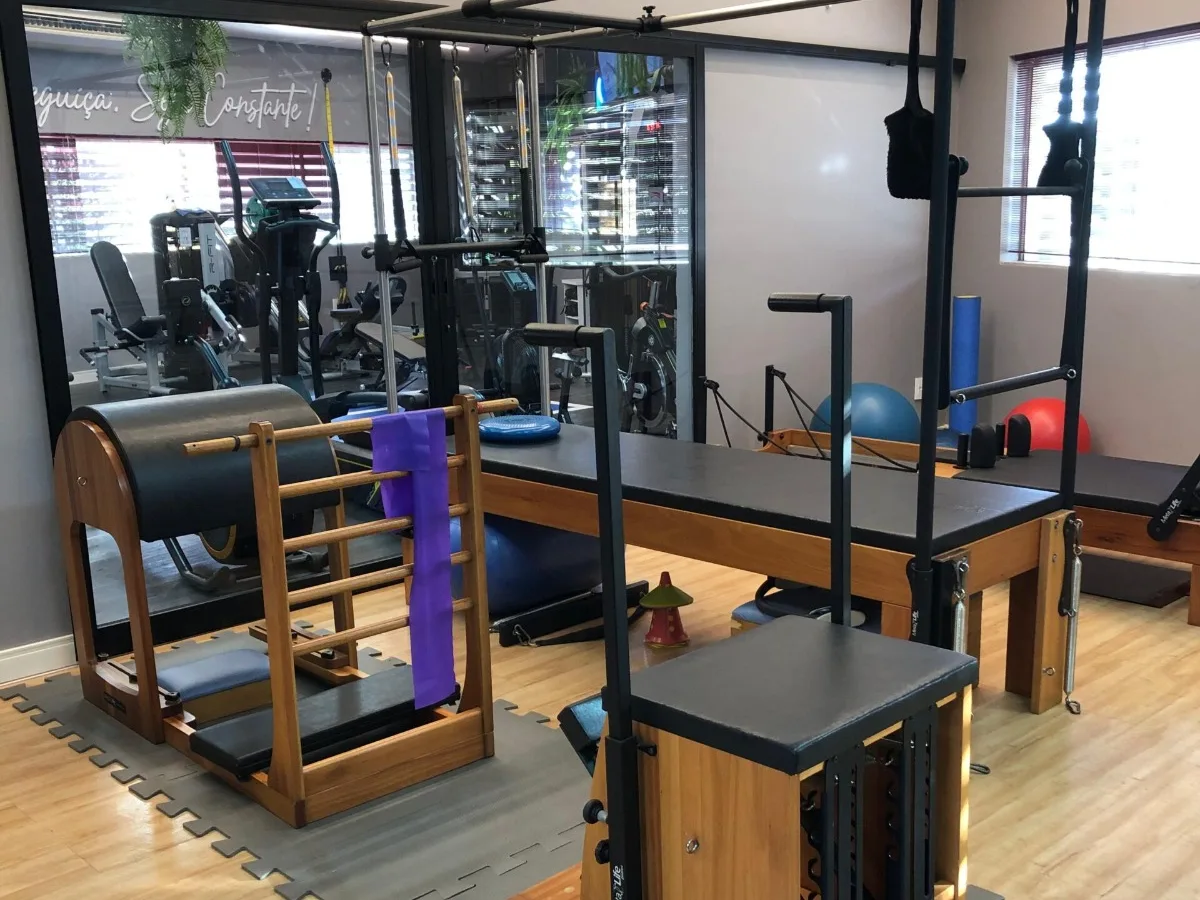 Sala de pilates e reabilitação da Proforma | Instituto RV em Uberaba, com cadillac, barrel e chair